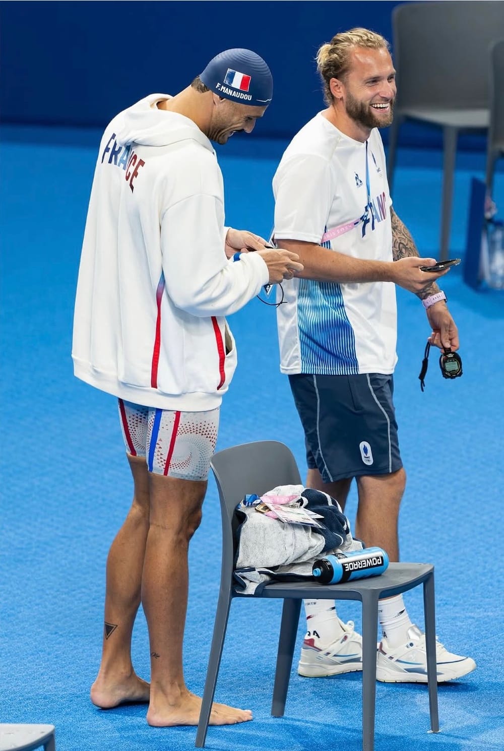 Quentin Coton et Florent Manaudou au bord du bassin